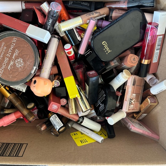 Makeup bundle - Picture 3 of 3